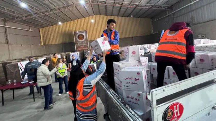 «الشعب الجمهوري» يطلق قافلة لتوزيع 26 ألف كرتونة مواد غذائية على أهالي الجيزة
                                     | يلا شوت