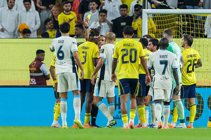 بعد تدخل عنيف.. البطاقة الحمراء تظهر في قمة النصر والاتحاد