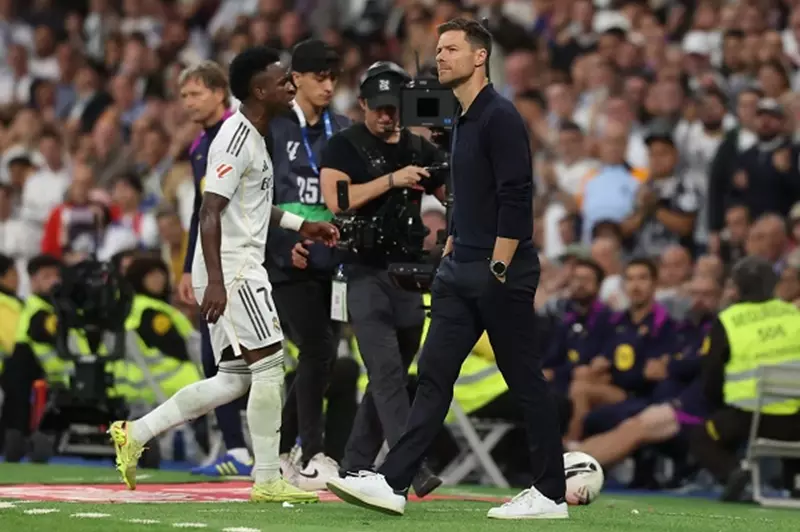 توتر بين فينيسيوس وألونسو يثير الشكوك حول مستقبل النجم البرازيلي في ريال مدريد